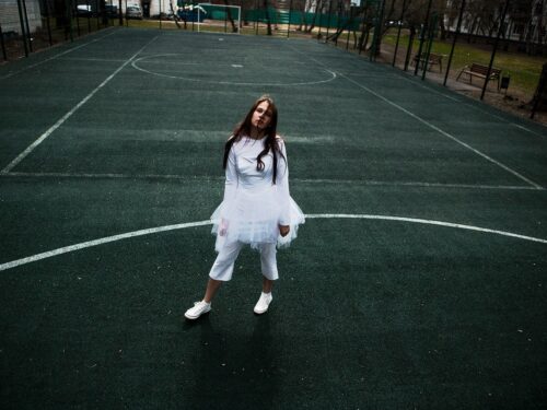 Про дівчину в білому светрі